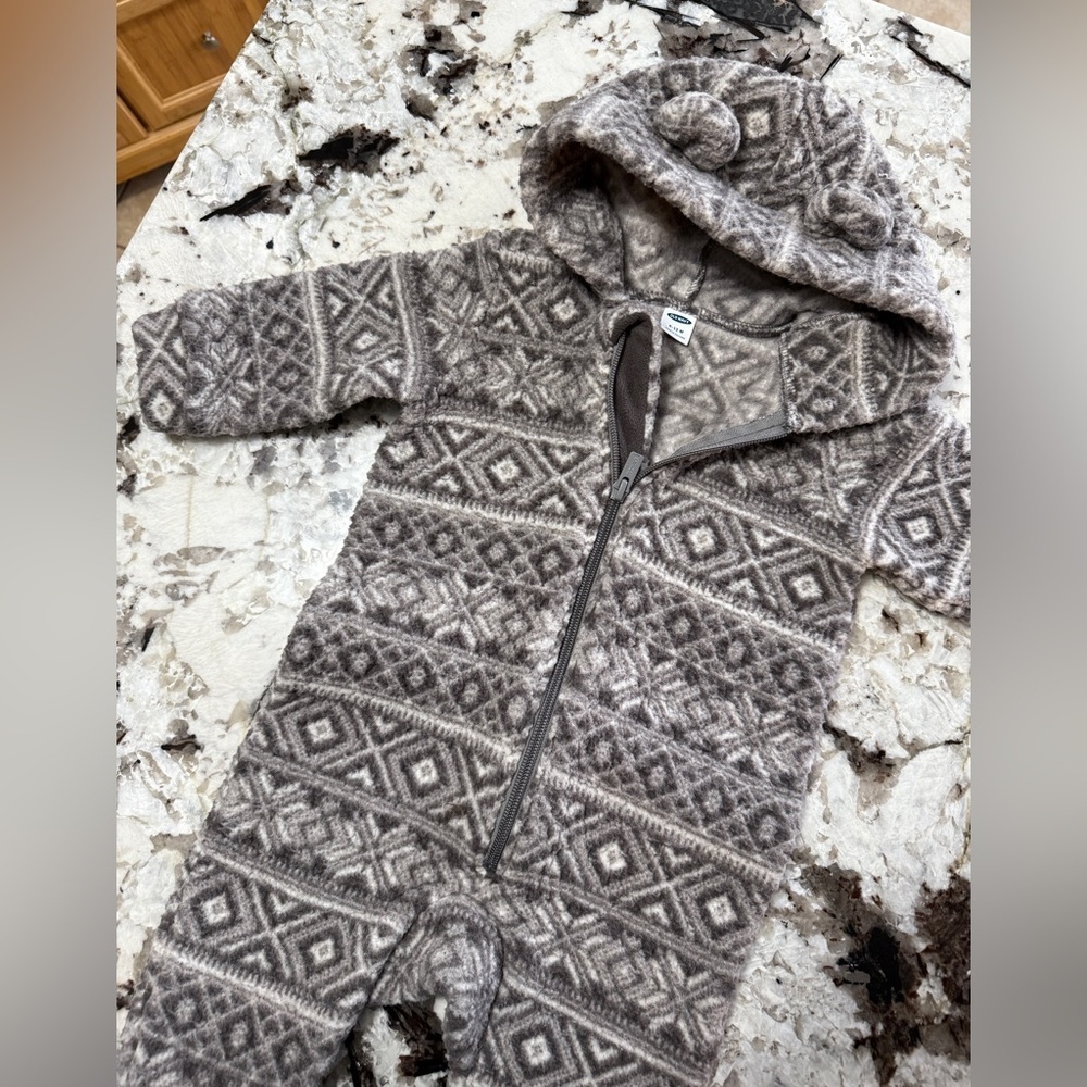 Old Navy gray Geometric Footie one piece 6-12m - Picture 2 of 5